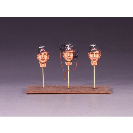 1/35 WWII German Panzer III/ IV Early Wehrmacht Tank Crews (3 figures) 1/35 WWII German Panzer III/ IV Early Wehrmacht Tank Crews (3 figures)