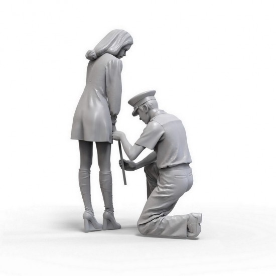 1/24 Miniskirt Girl and Policeman (2 figures) 1/24 Miniskirt Girl and Policeman (2 figures)
