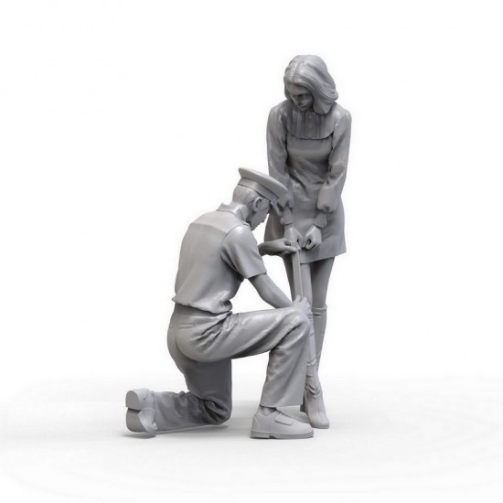 1/24 Miniskirt Girl and Policeman (2 figures) 1/24 Miniskirt Girl and Policeman (2 figures)