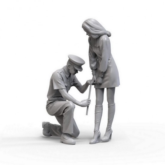 1/24 Miniskirt Girl and Policeman (2 figures)