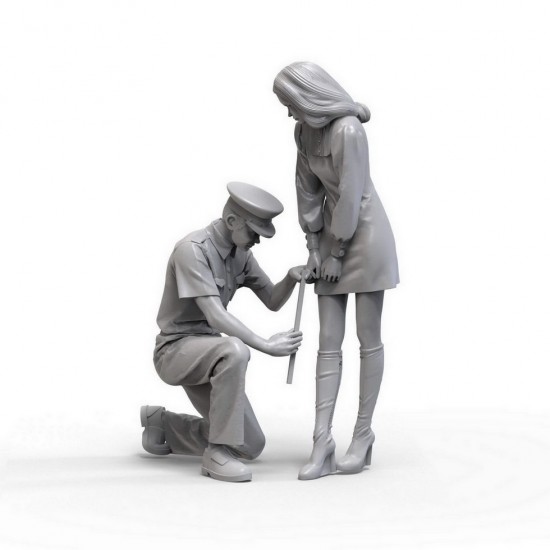 1/24 Miniskirt Girl and Policeman (2 figures) 1/24 Miniskirt Girl and Policeman (2 figures)