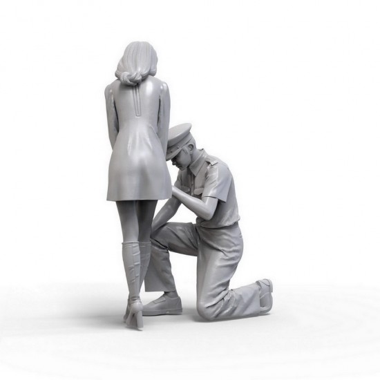 1/24 Miniskirt Girl and Policeman (2 figures) 1/24 Miniskirt Girl and Policeman (2 figures)