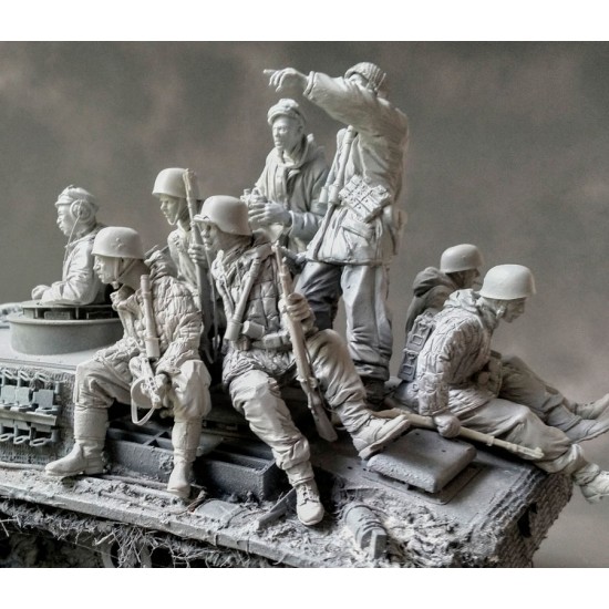 1/16 Luftwaffe Field Division Riding a Stug on the Russian Front (9 figures)