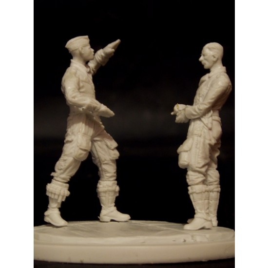 1/32 Luftwaffe Pilots in Discussion after a Sorte (2 Resin Figures)