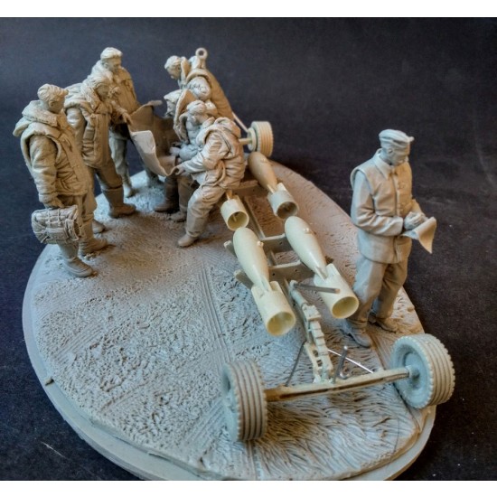 Bomber Unit Model 1/32 RAF Bomber Crew: 7 Figures, Bomb Trolley w/Ordnance & Base AC ...