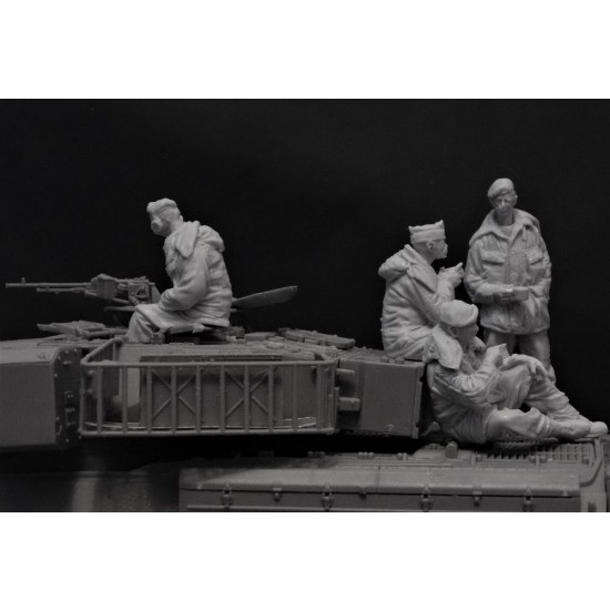 1/35 British Army Chieftain Crew On the Rhine in Post War