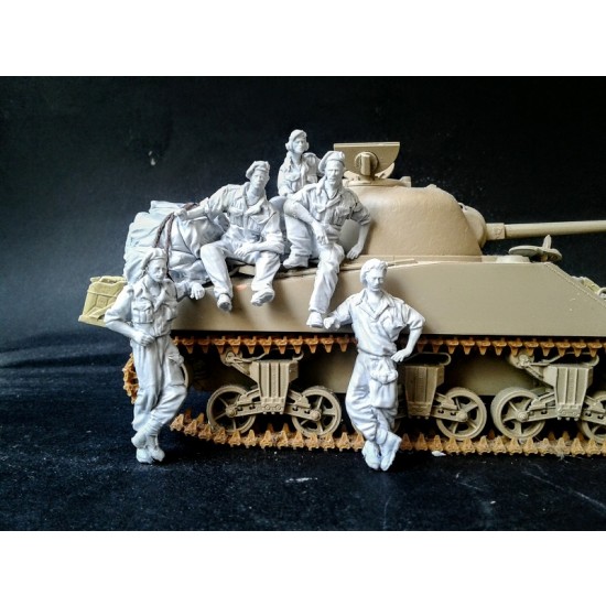 1/35 Sherman Crew in Italy (5 figures w/Stowage set)