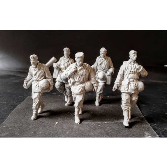 1/35 German Mortar Team Crews Wearing Camo Smocks (5 figures)