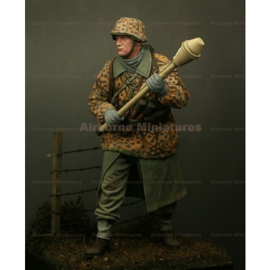 1/24 Waffen SS With Panzerfaust