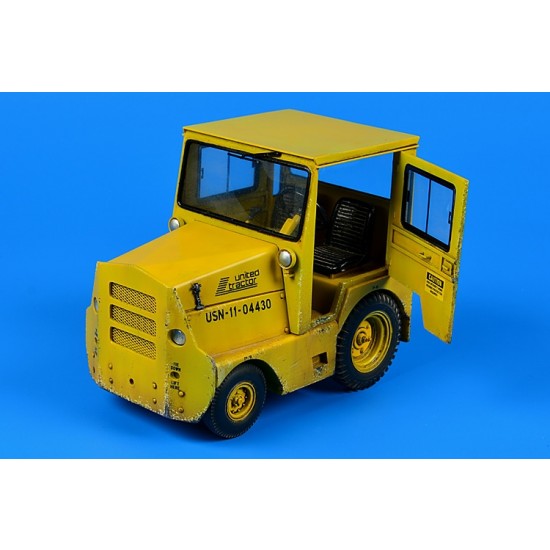 1/32 United Tractor GC340-4/SM-340 Tow Tractor (with Cab)