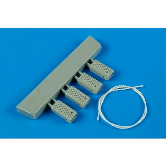 1/48 Universal Navy Wheel Chock with Nylon Rope - Late Production
