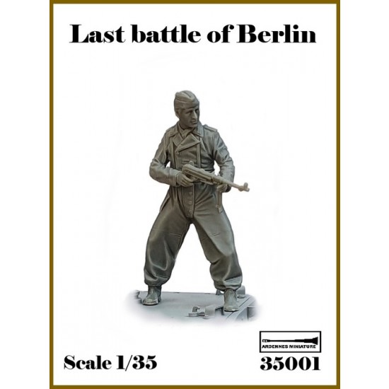 1/35 Last Battle of Berlin - WWII German Panzer Crewman