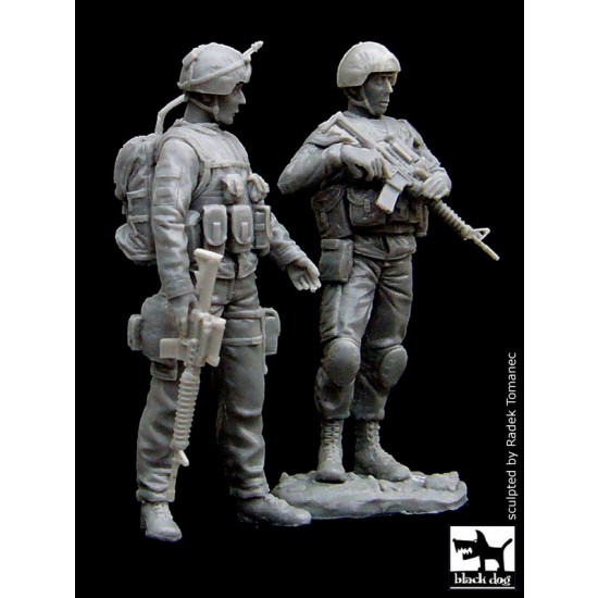 1/35 Canadian Soldier Team in Afghanistan (2 figures)