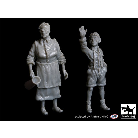1/48 Grandmother and Grandson WWII era (2 figures)