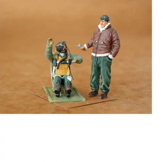 1/48 WWII US Fighter Pilots Sitting + Mechanic (2 Figures)