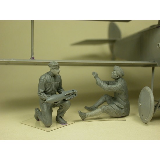 1/32 RFC Air Mechanics Installing Bombs (2 figures)