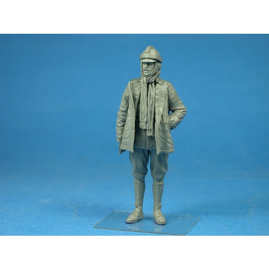 1/32 German Airman Standing Figure