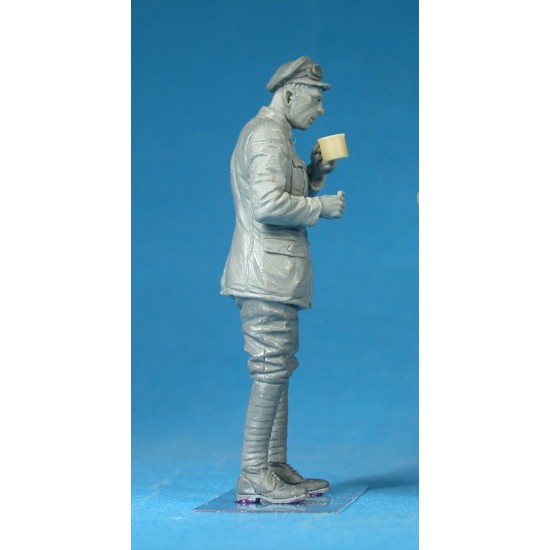 1/35 British Armoured Car Division Serviceman On Tea Break