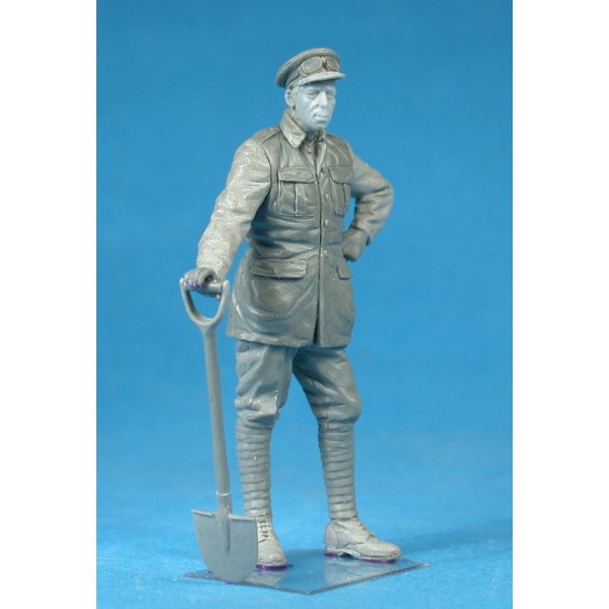 1/35 British Armoured Car Division Serviceman With A Shovel