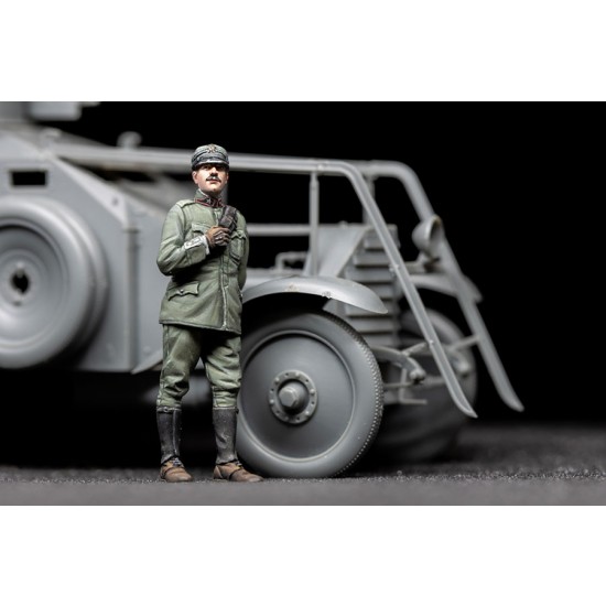 1/35 Italian Armoured Car Standing Officer