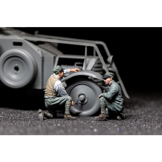 1/35 Italian Armoured Car Crew Changing Tyre (2 figures)