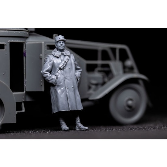 1/35 Italian Armoured Car Officer In Fur Greatcoat