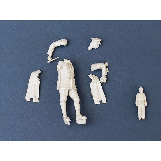 1/35 Canadian Motor MG Brigade Petty Officer With A Brush