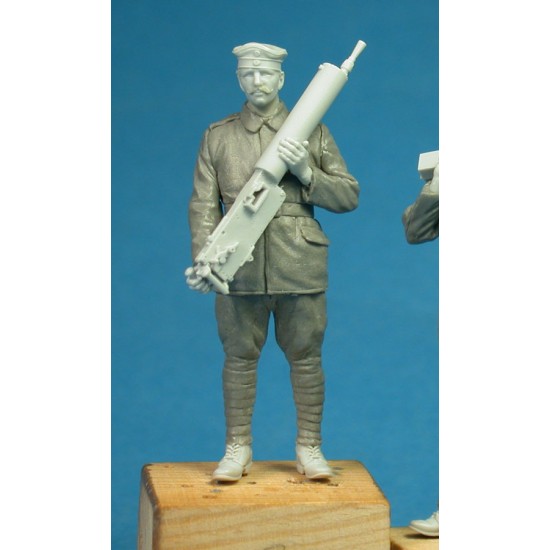 1/35 German Armoured Car Crewman With MG 08