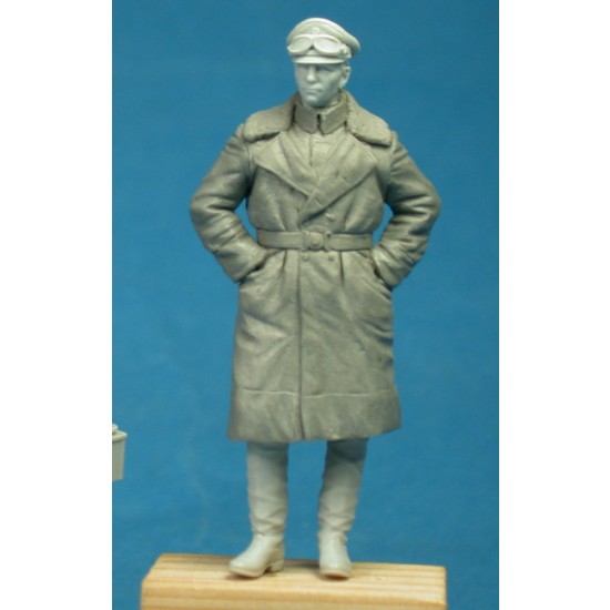 1/35 German Armoured Car Officer