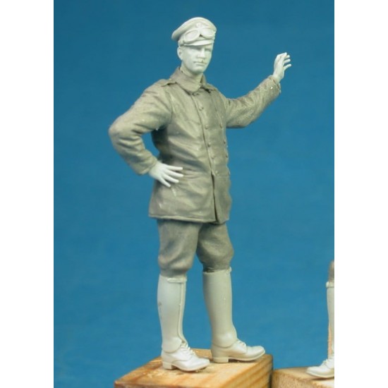 1/35 German Armoured Car Crewman