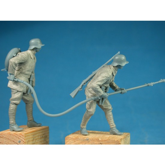 1/35 German Freikorps Flamethrower Squad (2 figures)