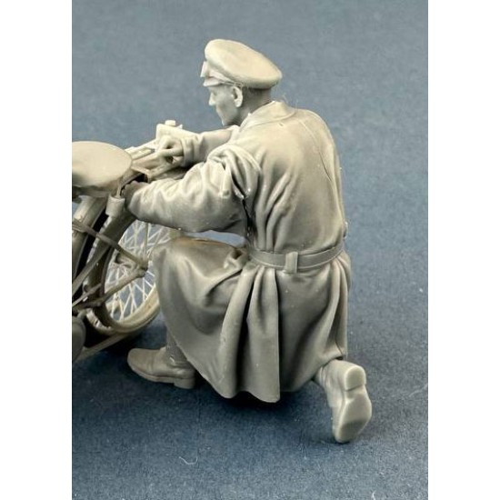 1/35 British Dispatch Rider Checking Motorcycle