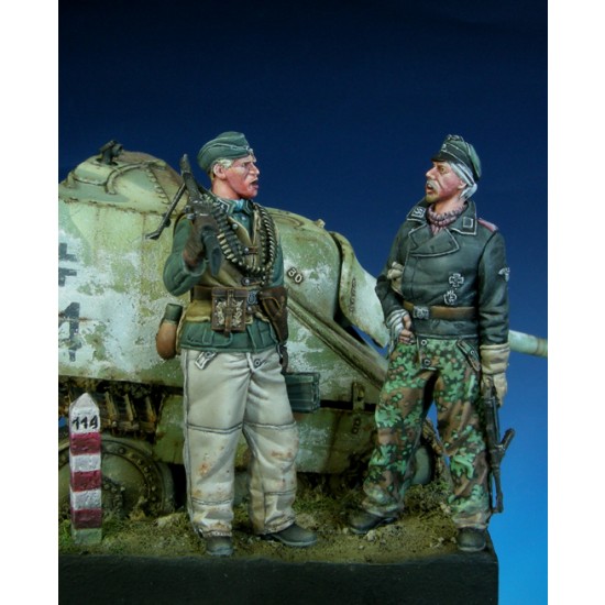 1/35 WWII Eastern Front SS Veterans (2 figures)