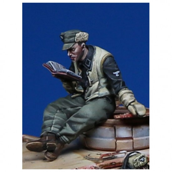 1/35 Tanker Reading The Bible