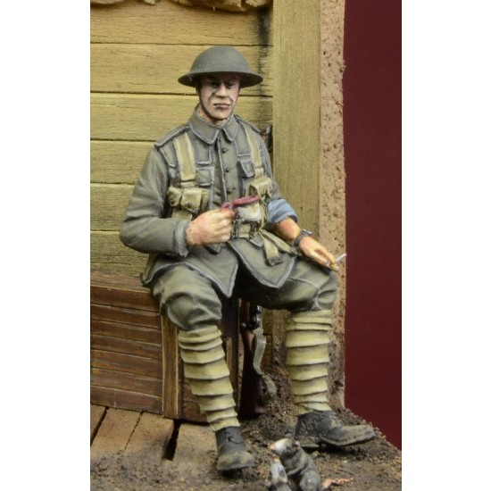 1/35 WWI British Infantryman Sitting on a Case (1 Figure)