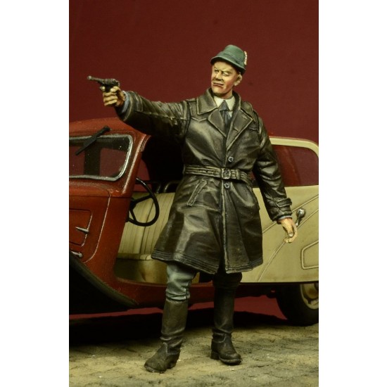 1/35 German SD Officer Wearing Civilian Clothes (1 Figure)