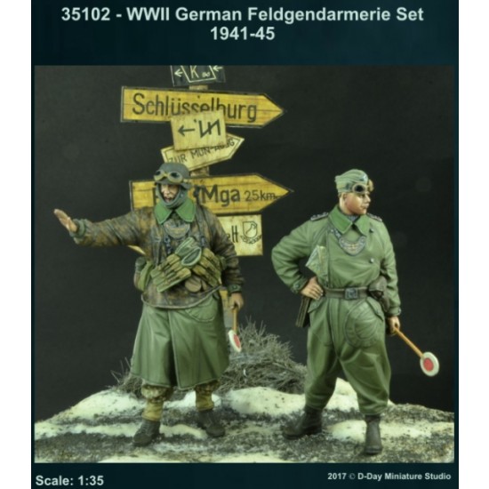 1/35 WWII German Feldgendarmerie Set 1941-45 (2 figures)