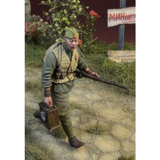 1/35 Soviet Trooper 1 "Time Collector?" 1944-46