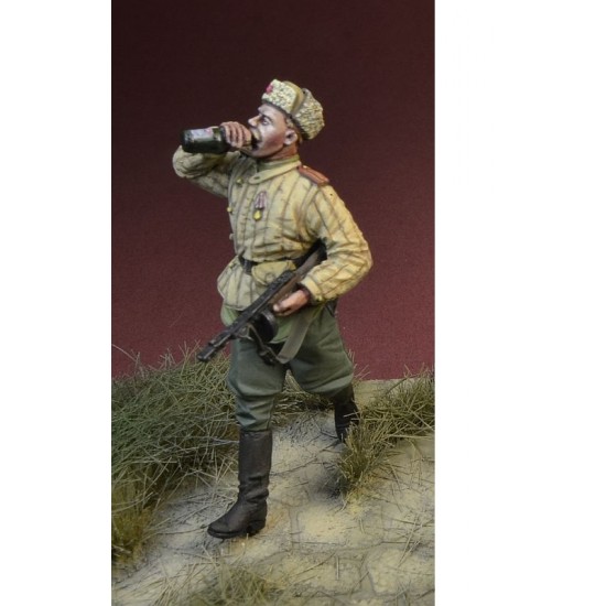 1/35 Soviet Trooper 2 "Thirsty?" 1944-46