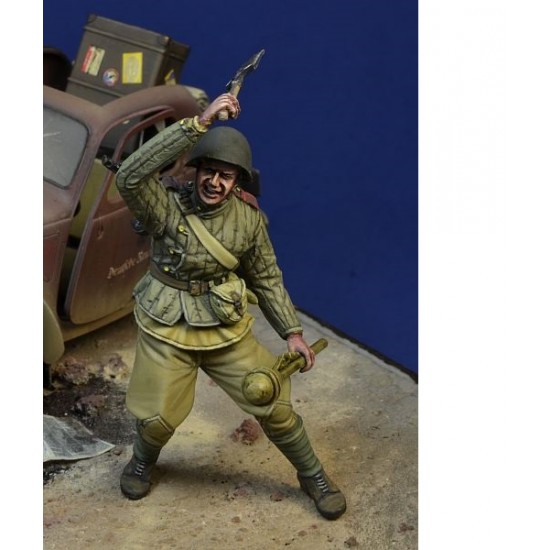 1/35 Soviet Trooper Attacking With A Shovel, Berlin 45