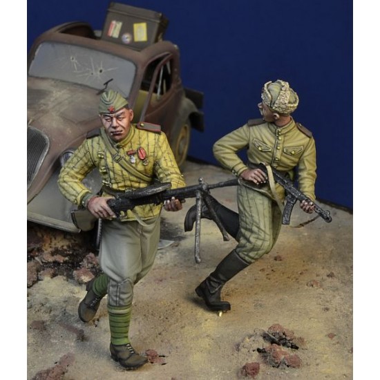 1/35 Soviet Troopers Running, Berlin 45 (2 figures)