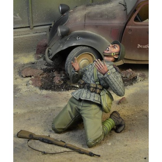 1/35 Dying Soviet Trooper, Berlin 45