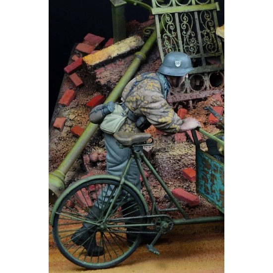 1/35 Waffen SS Soldier Pushing #3 1942-45
