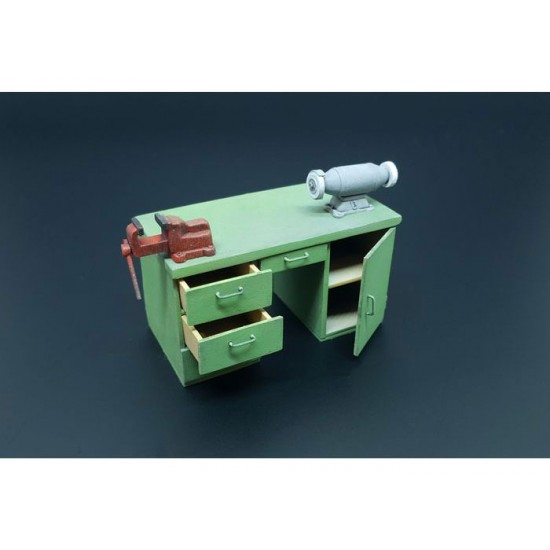 1/35 Workshop Workbench with Table Grinder and Vise