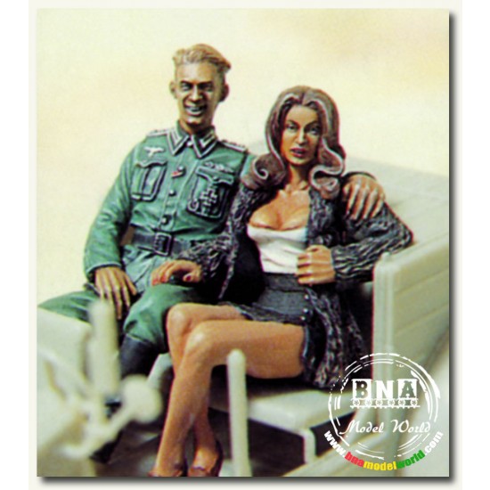 1/35 WWII "Comrade, Mon Amour" German Soldier with Girl (2 Figures)