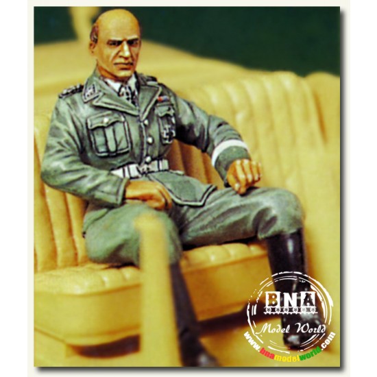 1/35 WWII German Waffen-SS General Seated