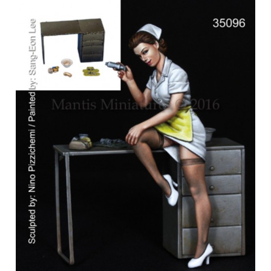 1/35 Pin-up Girl and Table with Accessories
