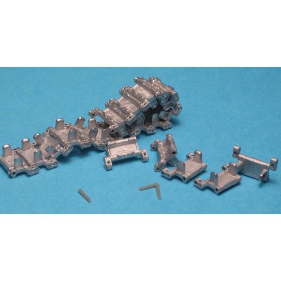 1/35 Metal Tracks and Drive Sprockets for BMP-2 (200 track links, 2 drive sprockets, 4 special spare links)