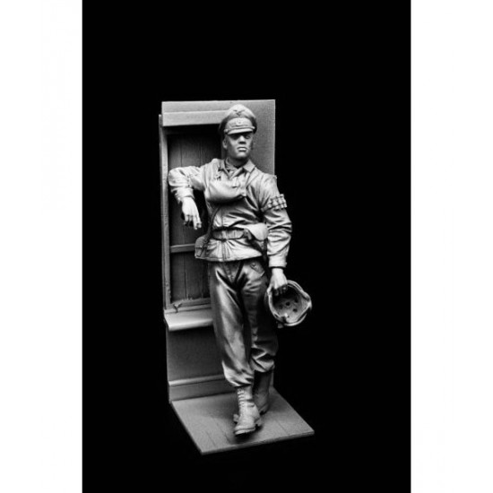 120mm Fallschirmjager Officer (1 figure w/diorama)