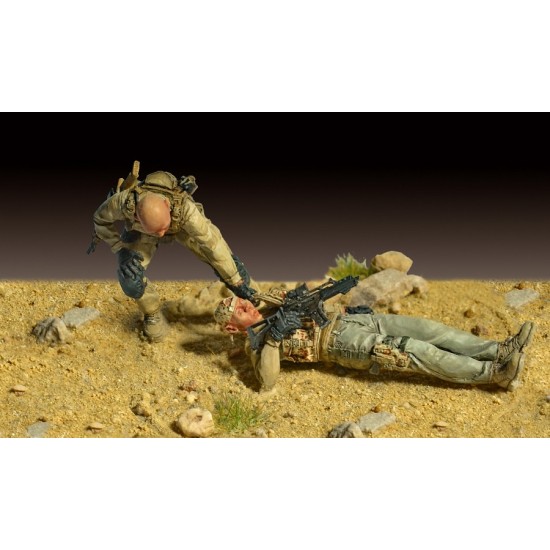 1/35 The Wounded PMC (2 figures)